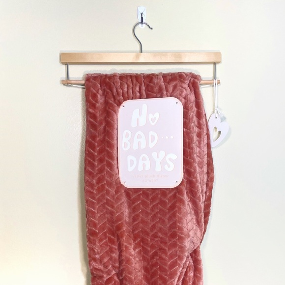 Artisan 34 Other - Cozy Coral Pink Velvet Plush Queen Sized Throw Blanket